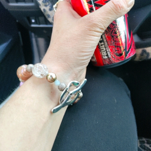 Handmade bracelet with resin beads - Picture 10 of 10